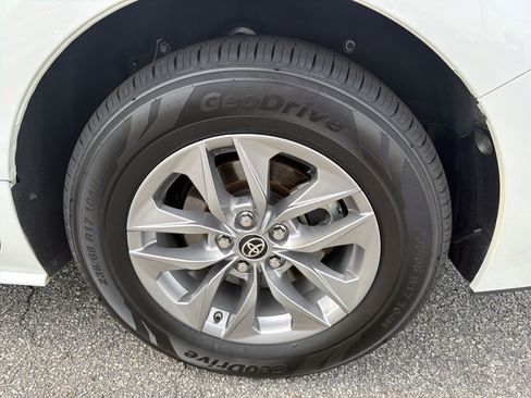 Used 2022 Toyota Sienna XLE FWD image 28