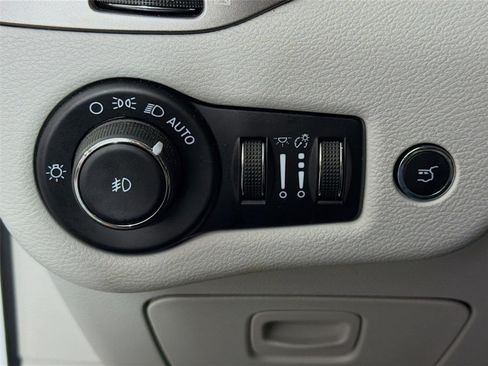 Used 2021 Jeep Cherokee Latitude Lux w/ Sun & Sound Group FWD image 11