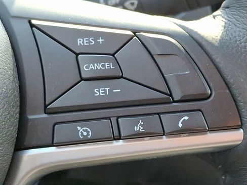 Used 2018 Nissan Rogue SV image 22