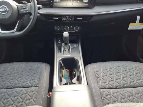 Used 2025 Nissan Kicks SV image 11