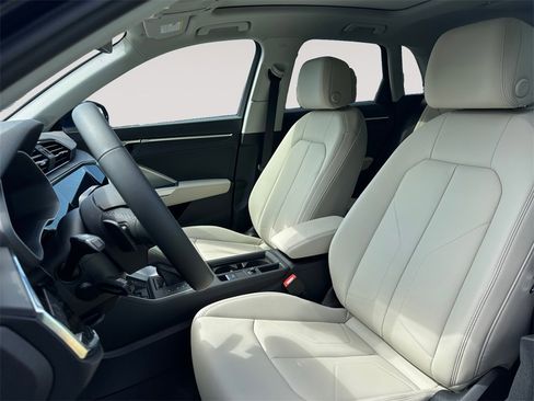 New 2025 Audi Q3 2.0T Premium image 9