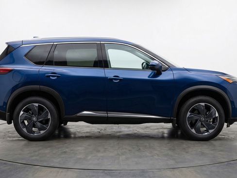 Used 2025 Nissan Rogue SV image 11