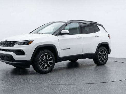 Used 2025 Jeep Compass Trailhawk image 3