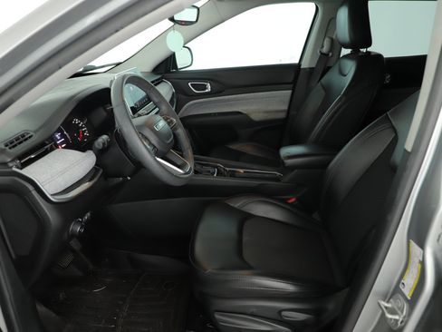 Used 2022 Jeep Compass Latitude FWD image 9