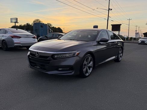 Used 2018 Honda Accord Touring image 3