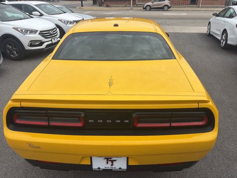 Used 2017 Dodge Challenger R/T RWD image 5