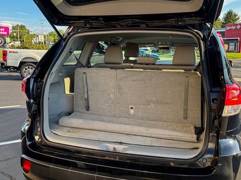 Used 2019 Toyota Highlander LE w/ Carpet Mat Package (TMS) AWD/4WD image 18