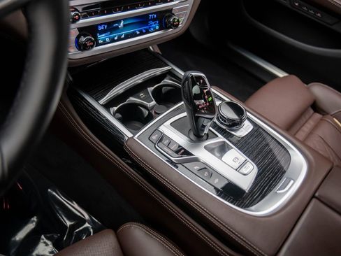 Certified 2022 BMW 750i xDrive w/ Luxury Rear Seating Package image 13