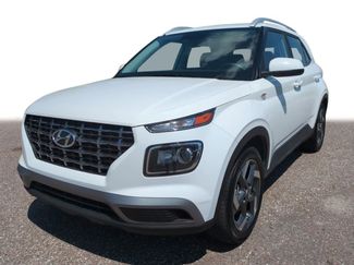 Used 2025 Hyundai Venue SEL video 1