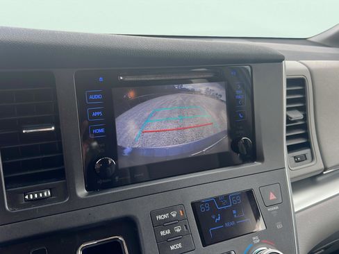 Used 2017 Toyota Sienna LE image 15