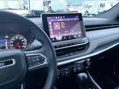 Used 2024 Jeep Compass Latitude image 6