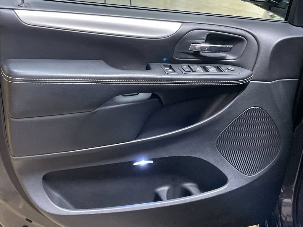 Used 2016 Dodge Grand Caravan SXT FWD image 12