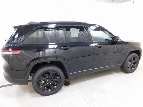 New 2025 Jeep Grand Cherokee Limited w/ Black Appearance Package image 3