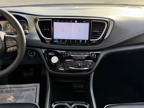 Used 2025 Chrysler Pacifica Limited FWD image 16