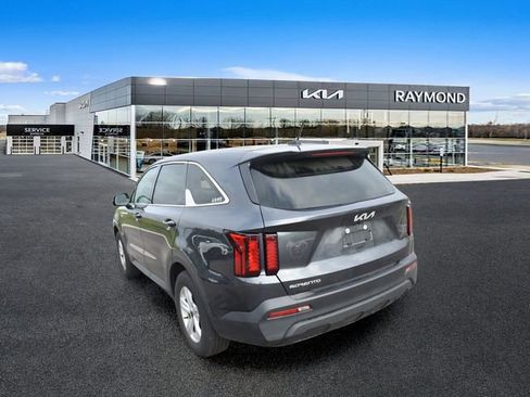 Used 2023 Kia Sorento LX FWD image 5