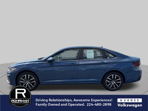 Used 2025 Volkswagen Jetta SE FWD image 5