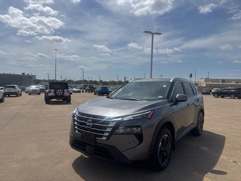 Used 2024 Nissan Rogue SV w/ SV Premium Package image 7