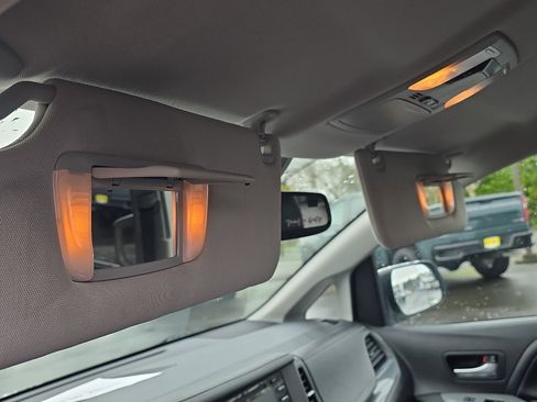 Used 2018 Toyota Sienna SE image 12