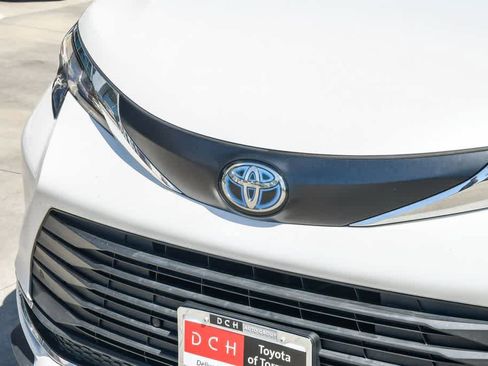Used 2023 Toyota Sienna XLE FWD image 5