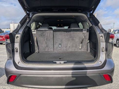 Used 2022 Toyota Highlander LE FWD image 11