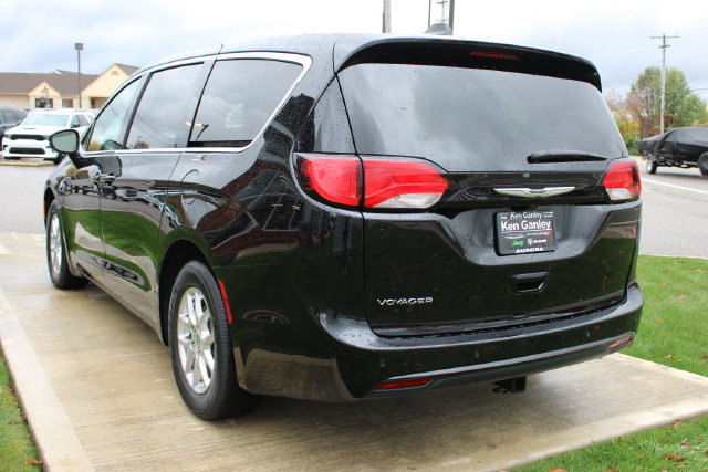 Used 2025 Chrysler Voyager LX FWD image 28