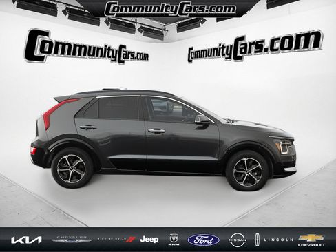Certified 2025 Kia Niro SX image 8