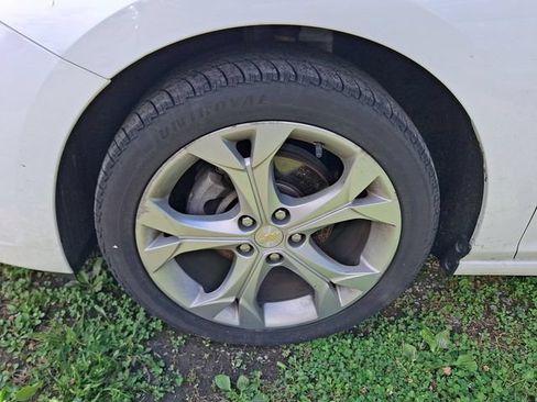 Used 2018 Chevrolet Cruze Premier FWD image 3