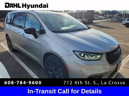 Used 2023 Chrysler Pacifica Limited w/ S Appearance Package image 1