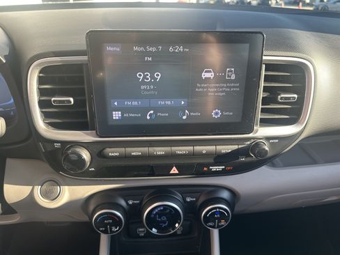 Used 2025 Hyundai Venue SEL FWD image 14