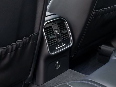Certified 2026 Porsche Macan AWD/4WD image 17
