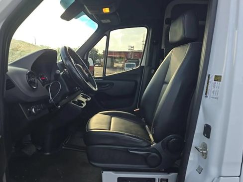 Used 2024 Mercedes-Benz Sprinter 2500 image 7