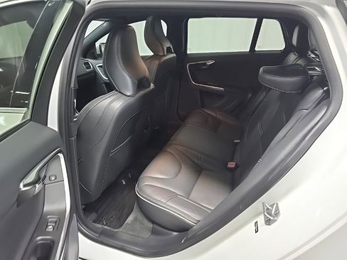 Used 2016 Volvo V60 T6 R-Design image 30