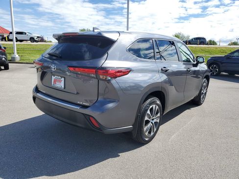Used 2023 Toyota Highlander XLE AWD/4WD image 4