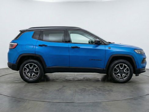 Used 2025 Jeep Compass Trailhawk image 11