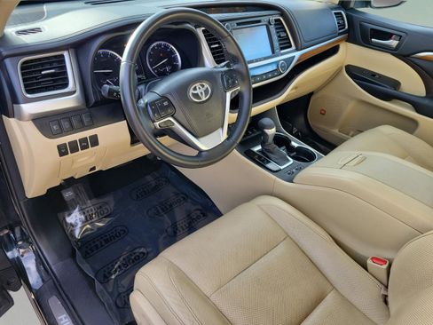 Used 2017 Toyota Highlander Limited w/ Carpet Mat Package image 24