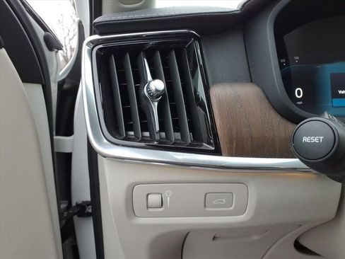 Used 2022 Volvo S90 B6 Inscription w/ Advanced Package image 19