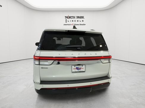 Used 2023 Lincoln Navigator Reserve AWD/4WD image 4