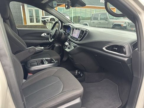 Used 2021 Chrysler Pacifica Touring w/ S Appearance Package image 30