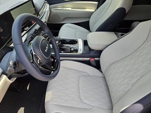 New 2026 Kia Carnival EX FWD image 9