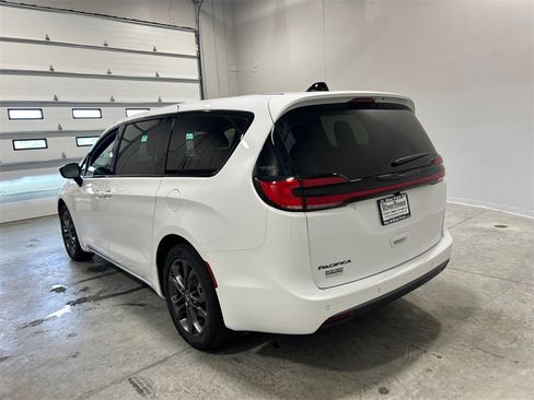 New 2026 Chrysler Pacifica Select image 8