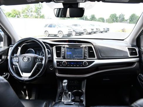 Used 2018 Toyota Highlander XLE AWD/4WD image 22