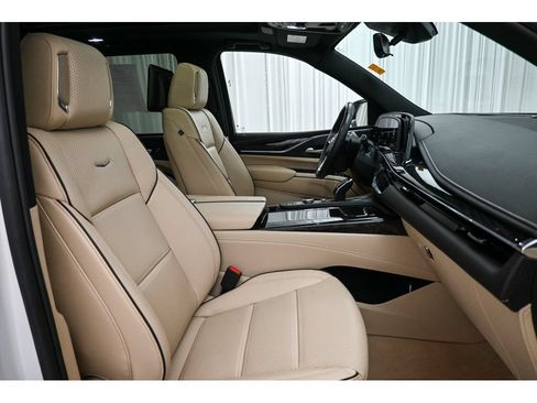 Used 2024 Cadillac Escalade Premium Luxury AWD/4WD image 18