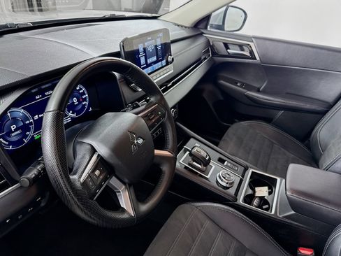 Used 2024 Mitsubishi Outlander 4WD Plug-In Hybrid image 8