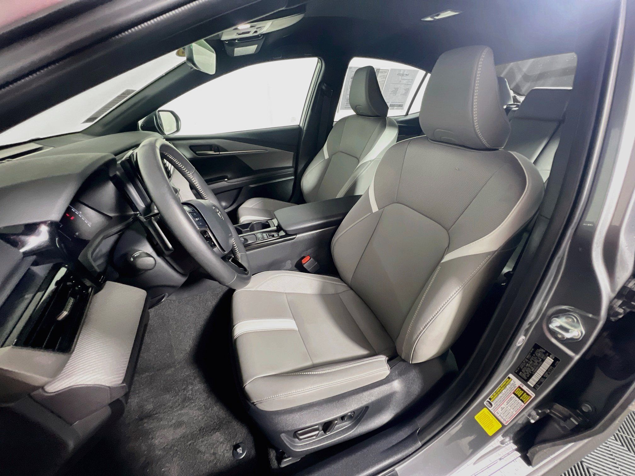 Used 2025 Toyota Camry SE FWD image 14