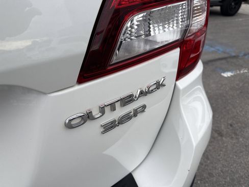 Used 2017 Subaru Outback 3.6R Limited image 21