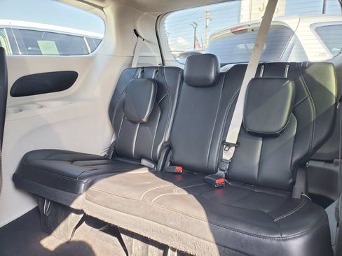 Used 2023 Chrysler Pacifica Touring-L FWD image 29