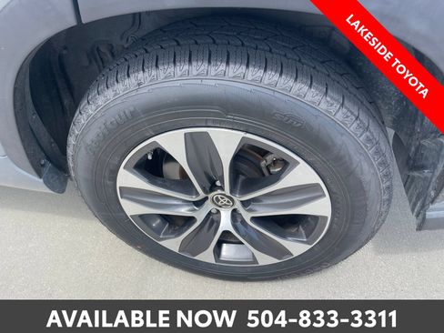 Used 2022 Toyota Highlander XLE FWD image 12