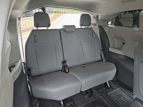 Used 2021 Toyota Sienna Limited image 14