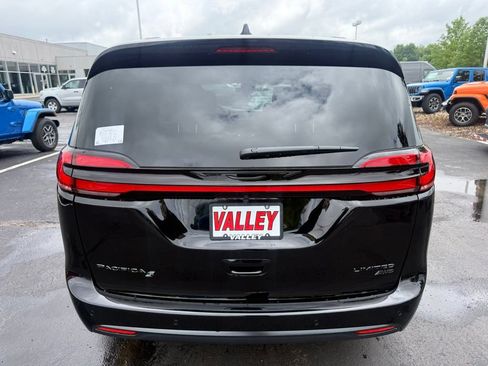 New 2027 Chrysler Pacifica Limited w/ S Appearance Package AWD/4WD image 4