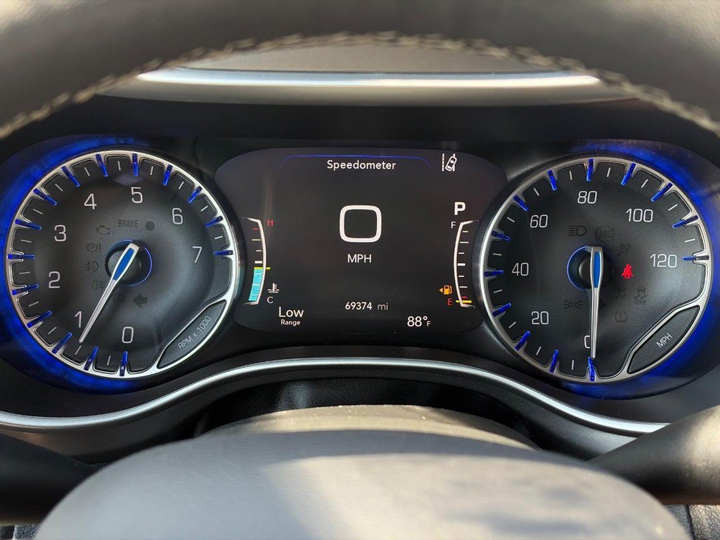 Used 2024 Chrysler Pacifica Touring-L FWD image 29